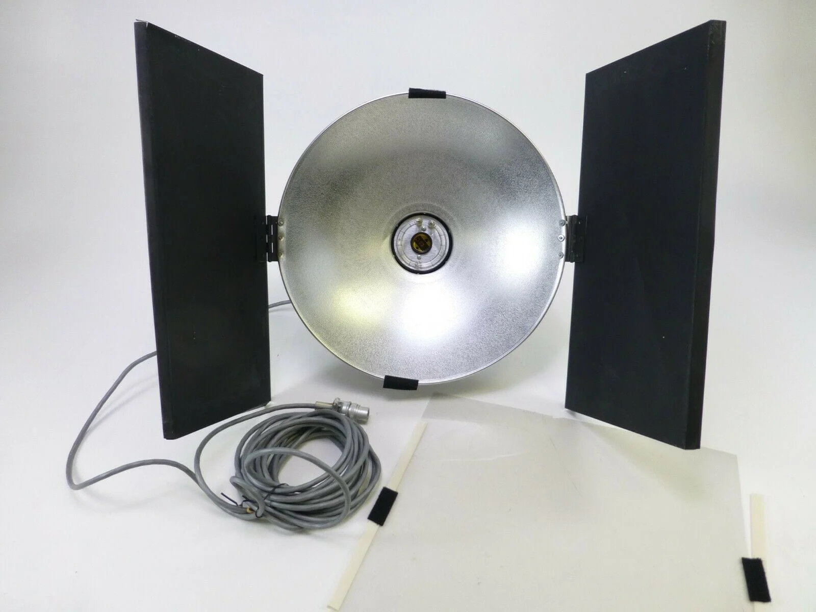 Novatron 2030 Head with 15" Reflector, Flash Tube, Diffuser, and Barn– Camera Exchange